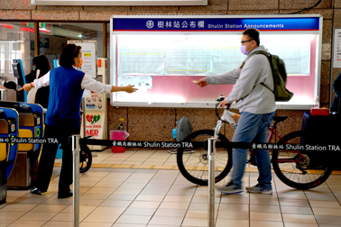 台鐵人車同行進站引導